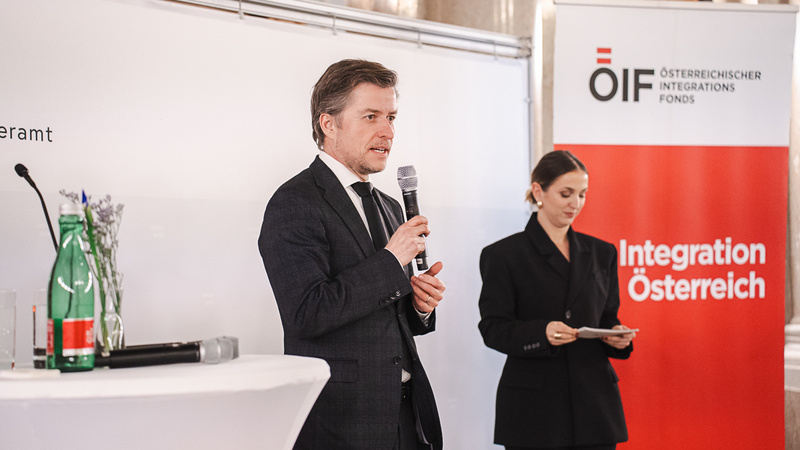 Mann spricht auf einer Informationsveranstaltung.