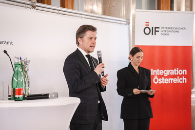 Mann spricht auf einer Informationsveranstaltung.