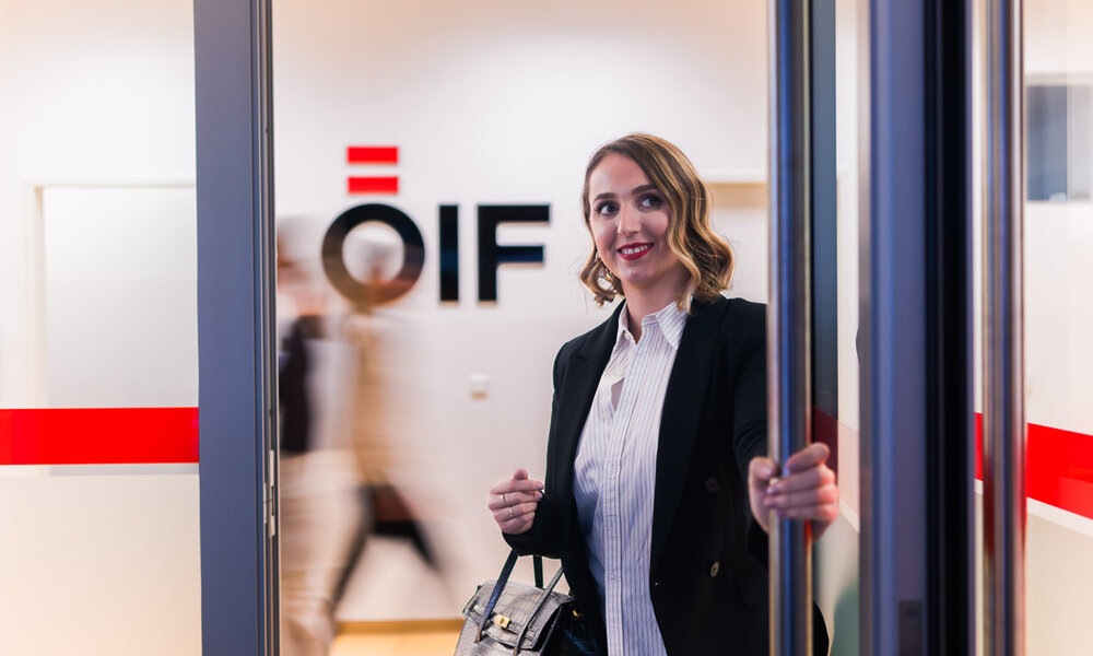 Fitore Morina, Leiterin der Initiative ZUSAMMEN:ÖSTERREICH, im Eingangsbereich des Österreichischen Integrationsfonds (ÖIF).