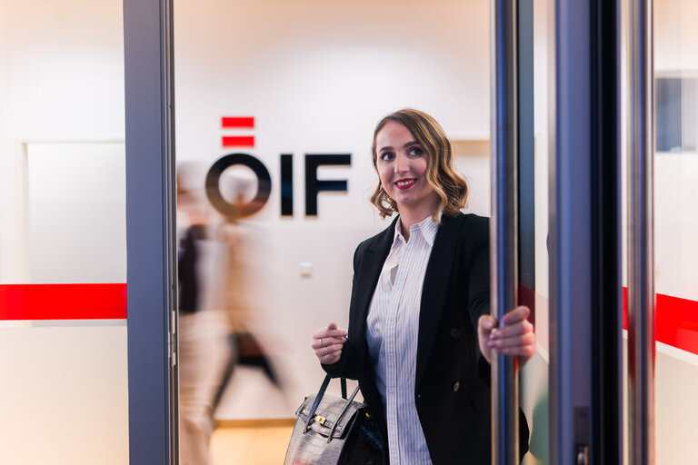 Fitore Morina, Leiterin der Initiative ZUSAMMEN:ÖSTERREICH, im Eingangsbereich des Österreichischen Integrationsfonds (ÖIF).