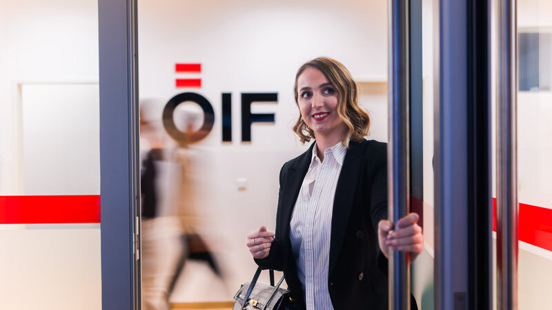 Fitore Morina, Leiterin der Initiative ZUSAMMEN:ÖSTERREICH, im Eingangsbereich des Österreichischen Integrationsfonds (ÖIF).