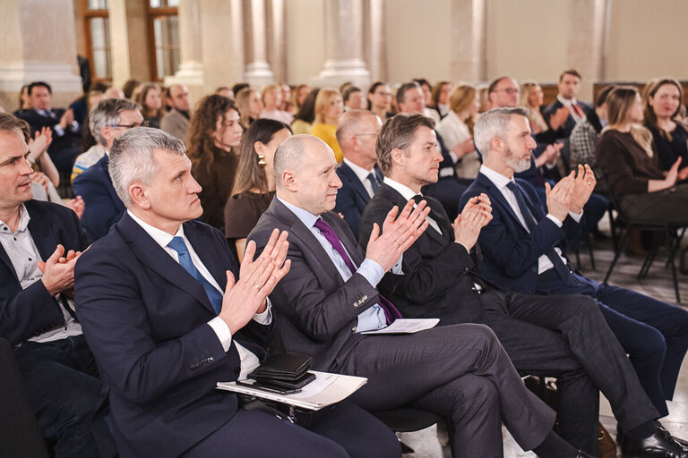 Ein Publikum applaudiert während einer Veranstaltung.