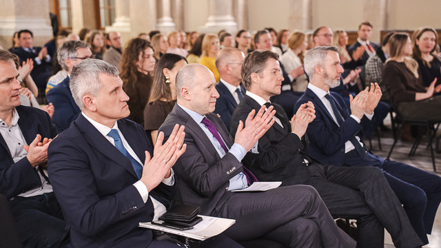 Ein Publikum applaudiert während einer Veranstaltung.