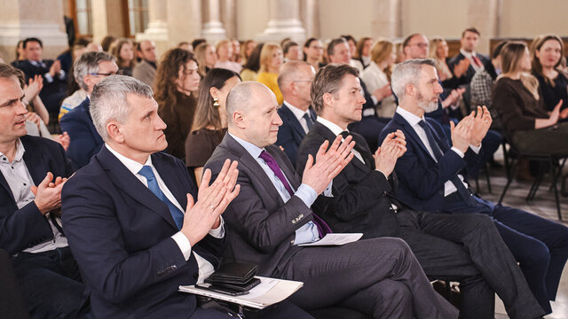 Ein Publikum applaudiert während einer Veranstaltung.