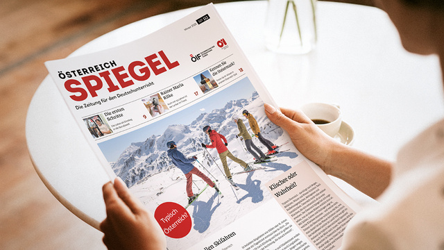 Eine Person liest das Magazin "Österreich Spiegel"