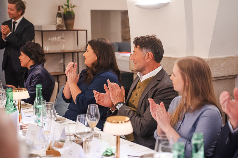 Personen am Tisch applaudieren 