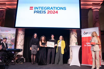 Verleihung des Integrationspreises 2024 an fünf Frauen auf einer Bühne.
