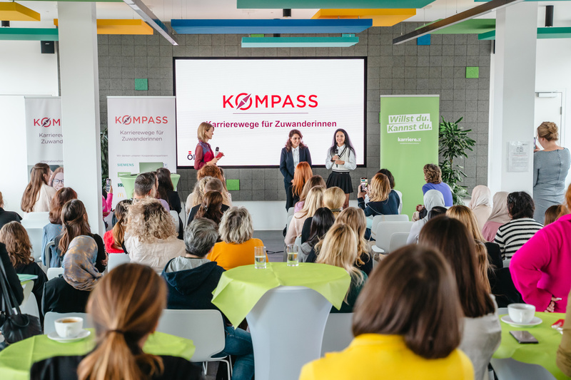 Veranstaltung mit Präsentationen und Diskussionen über Karrierewege für Zuwanderinnen in einem modernen Raum.