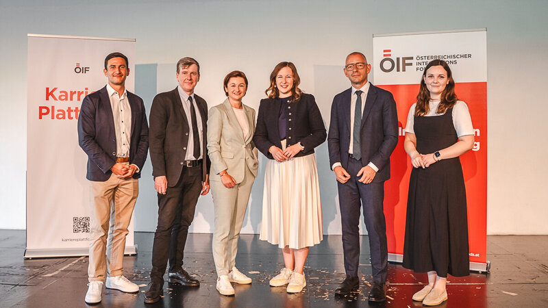 Sechs Personen stehen vor ÖIF-Integrationsfonds-Hintergrund zum Gruppenfoto