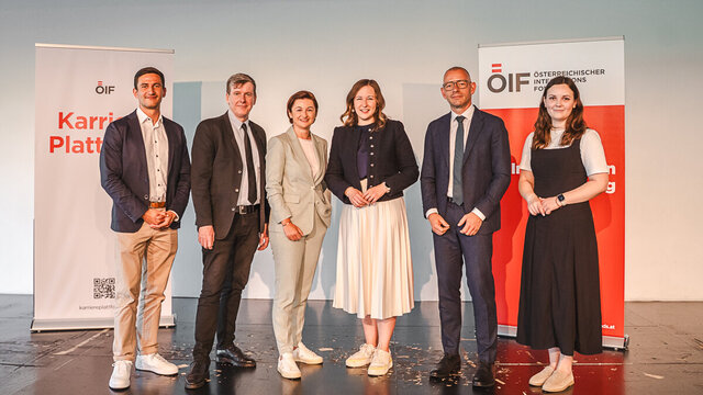 Sechs Personen stehen vor ÖIF-Integrationsfonds-Hintergrund zum Gruppenfoto