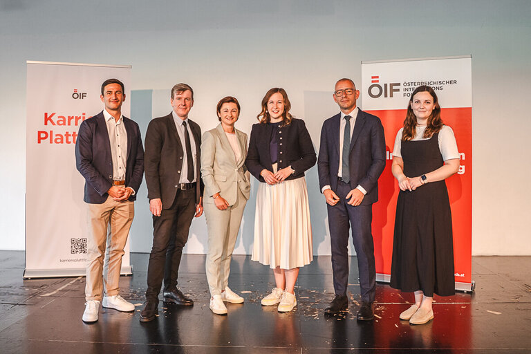 Sechs Personen stehen vor ÖIF-Integrationsfonds-Hintergrund zum Gruppenfoto