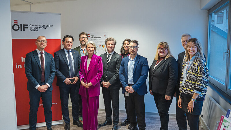Gruppenfoto von Personen in einem Büro.