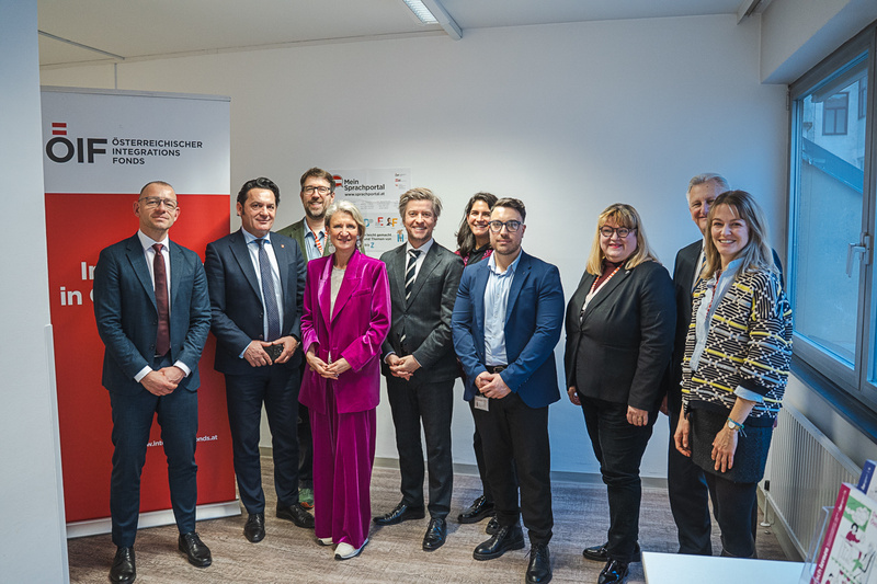 Gruppenfoto von Personen in einem Büro.