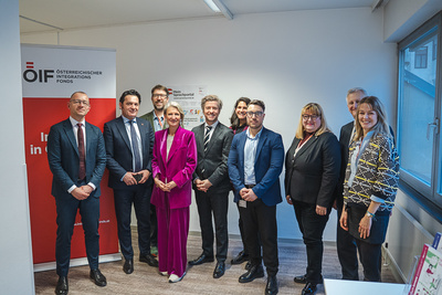 Gruppenfoto von Personen in einem Büro.