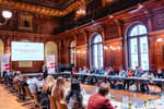 Tagung zu Integration von qualifizierten Zuwanderern und Schlüsselarbeitskräften in einem historischen Raum mit vielen Teilnehmern.