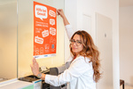Vizepräsidentin der Ärztekammer hängt Plakat auf