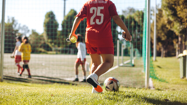 Fußballspielerin mit Ball