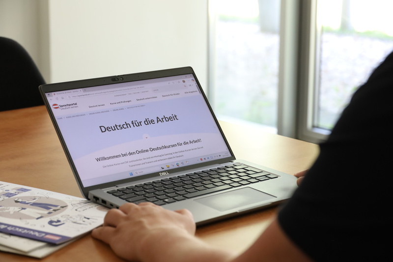 Deutsch für die Arbeit, Angebot am Laptop