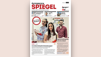 Drei Personen stehen zusammen vor einer Wand, halten Notizen und lächeln. Der Titel lautet „Österreich Spiegel“.