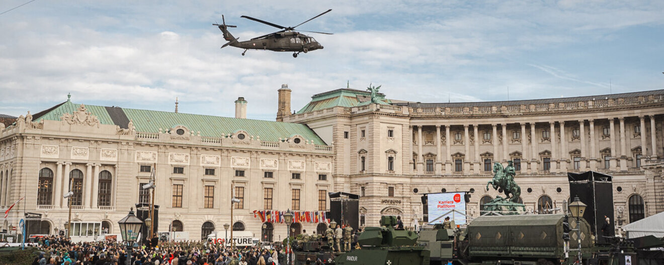 Hubschrauber hebt vom Heldenplatz ab