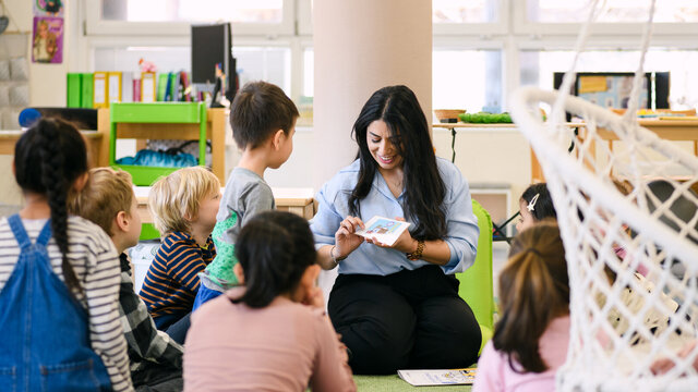 Präsentation des ÖIF-Magazins in einer Kindergartengruppe