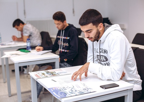 Studierende arbeiten konzentriert an ihren Aufgaben.