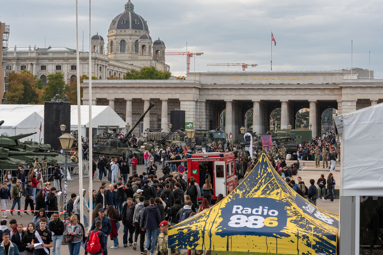 Karriereplattform am Heldenplatz 2026 - Blick auf das Burgtor mit Einsatzfahrzeugen und Personen