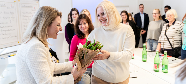 Integrationsministerin Susanne Raab besuchte ÖIF-Infoveranstaltung für vertriebene Ukrainer/innen im Integrationszentrum Salzburg