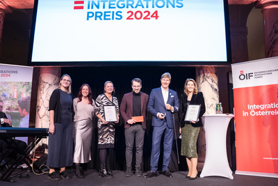 Verleihung des Integrationspreises 2024 mit mehreren Preisträgern auf der Bühne.