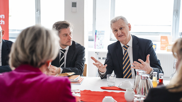 Mann spricht lebhaft in einer Gesprächsrunde.