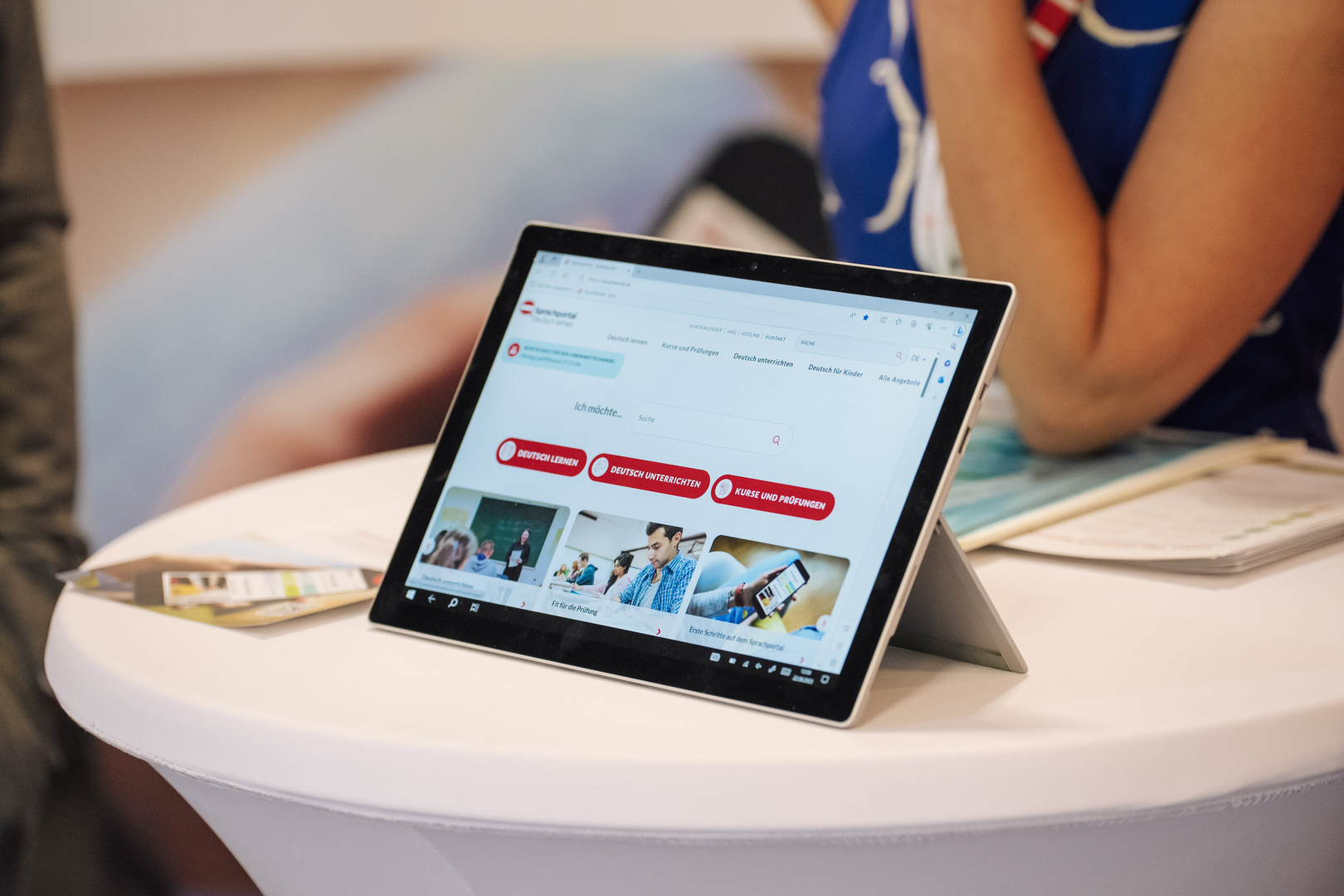 Ein Tablet zeigt Informationen zum Deutschlernen