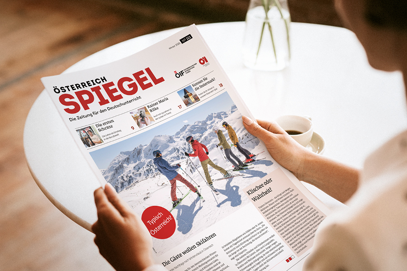 Eine Person liest das Magazin "Österreich Spiegel"