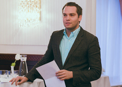 Im Rahmen der Vergabe des "Journalistenpreis Integration" hielt Simon Strauß, Bestseller-Autor ("Sieben Nächte") und Feuilleton-Redakteur der "Frankfurter Allgemeinen Zeitung", einen Impuls-Vortrag.