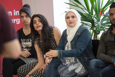 Weibliche Flüchtlinge und Frauen mit Migrationshintergrund sitzen in einem ÖIF-Verteifungskurs zum Thema Frauen.